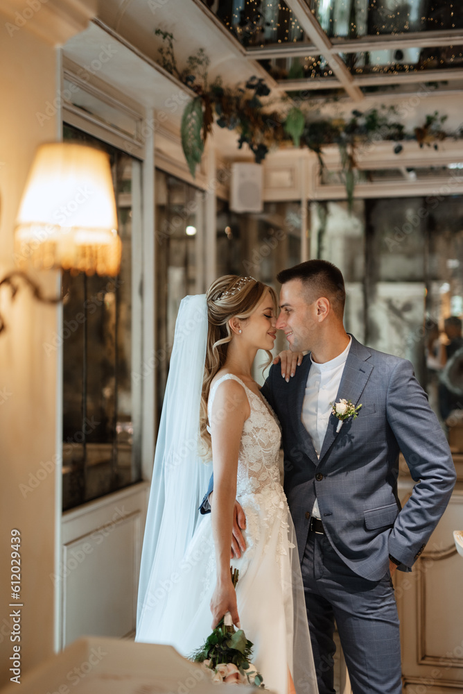Naklejka premium bride and groom inside a cocktail bar