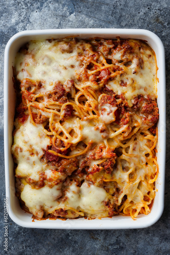 Obraz na płótnie cheesy baked spaghetti bolognese w salonie
