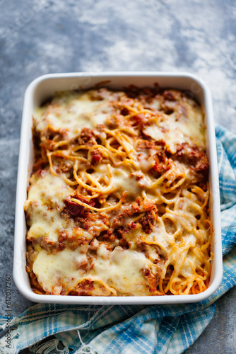 Obraz na płótnie cheesy baked spaghetti bolognese w salonie
