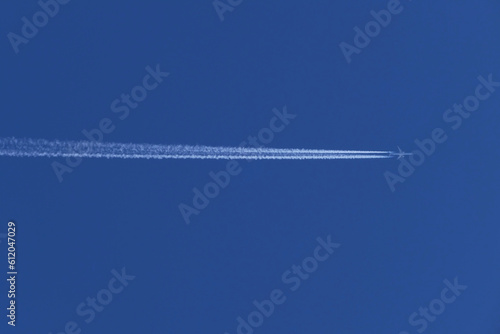 contrail of an airplane in the blue sky © Maksim Mikhailov