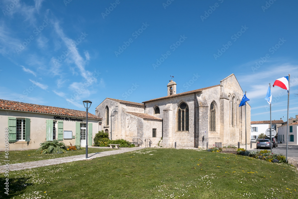 Ile d’Oléron (Charente-Maritime, France). L'Office de Tourisme et l'église de Saint-Georges d'Oléron