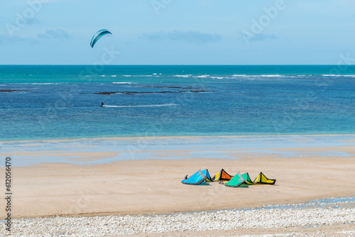 Ile d’Oléron (Charente-Maritime, France). Cerfs-volants et windsurf sur la plage des Huttes à Saint-Denis