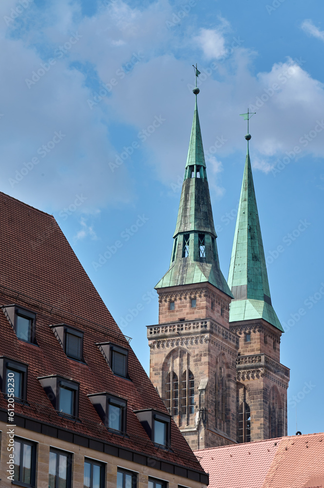 Fototapeta premium Blick auf den Kirchturm einer Kirche in der bayerischen Stadt Nürnberg