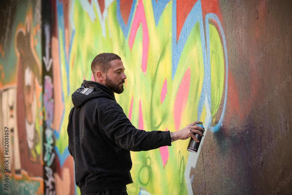 Obraz premium view of an artist doing street art in Paris