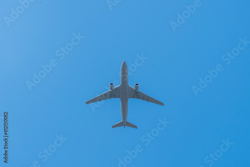Canvas Print Avión visto desde abajo con el cielo azul de fondo, viajr