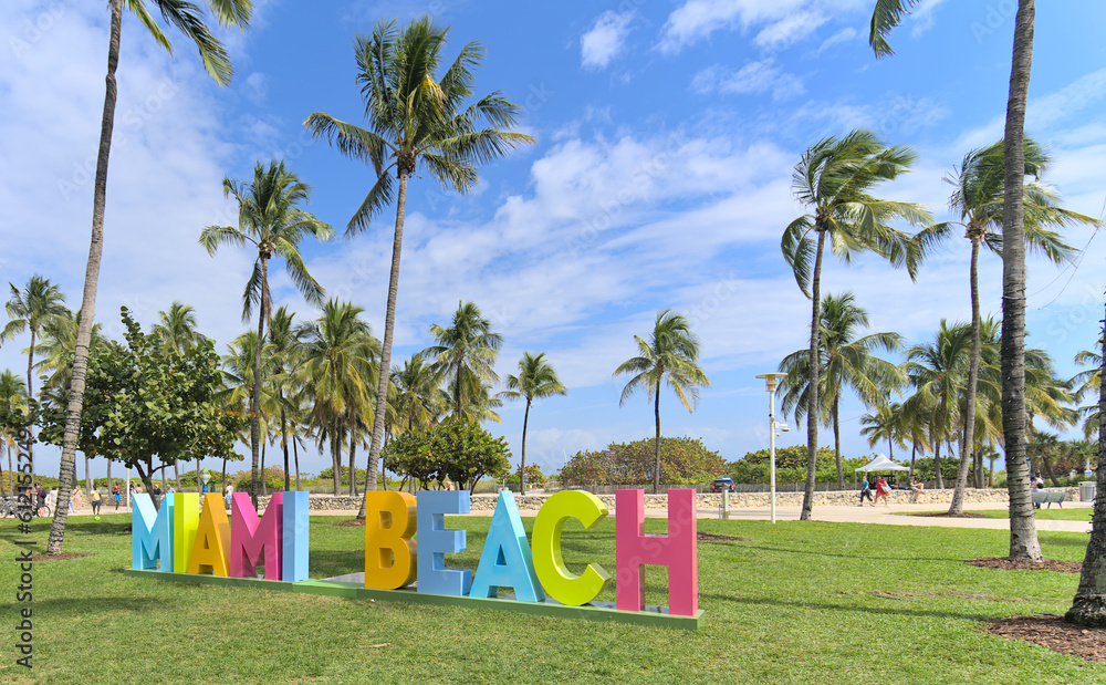 Obraz premium Colorful sign at miami beach in park with palm trees