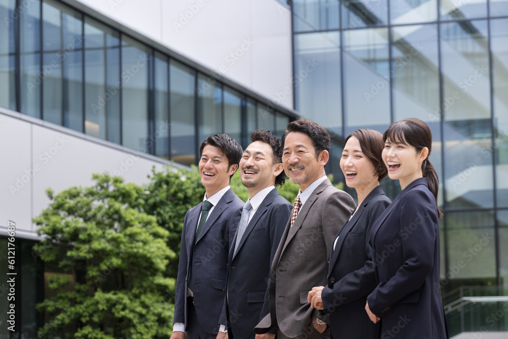 ビジネスで使いやすい大笑いする会社員のイメージ 上にコピースペースあり ビジネスで使いやすい大笑いする会社員のイメージ 上にコピースペースあり