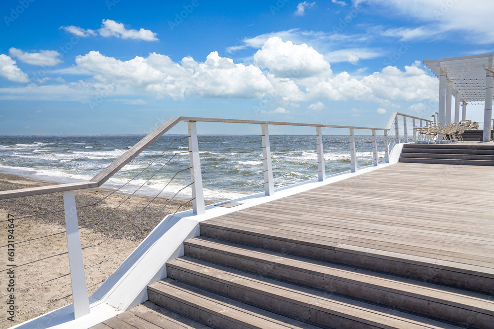 Fototapeta premium 海へ延びるウッドデッキ