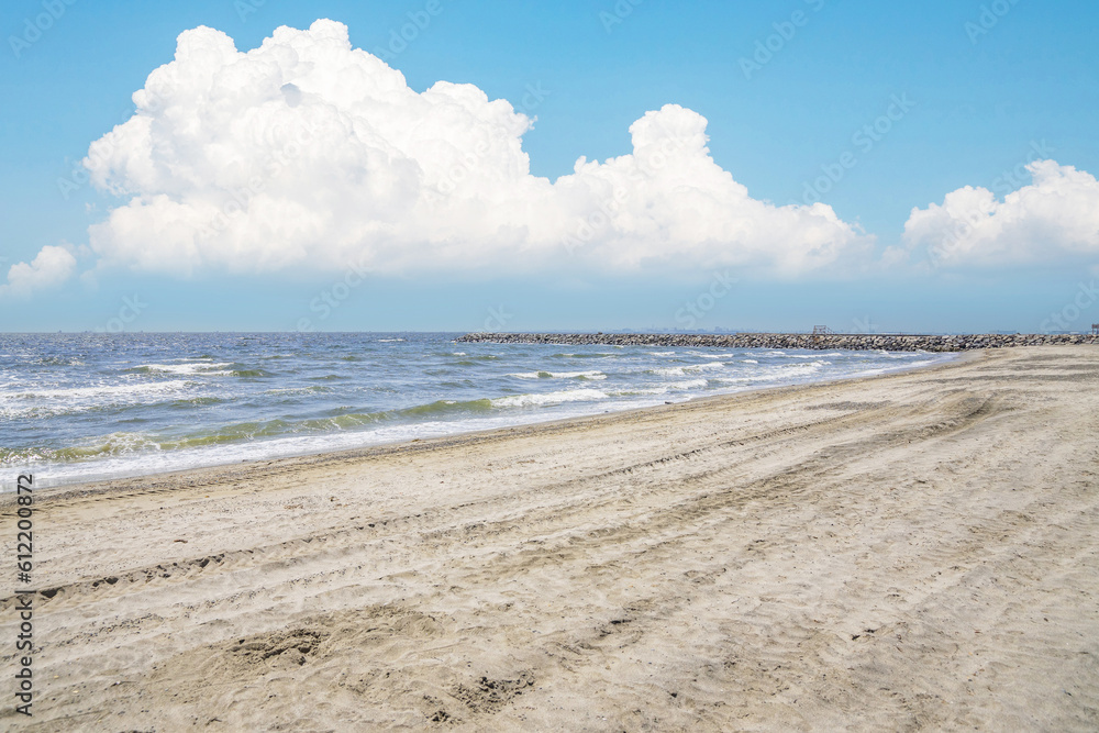 青い海と白い雲のビーチ