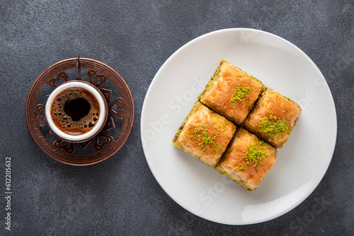 Foto Traditional pistachio baklava with Turkish coffee on black background,top view