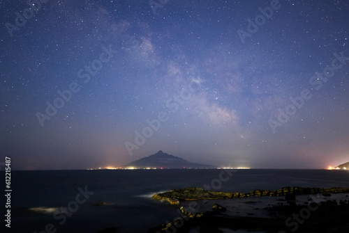 礼文島の海岸から見る夜の利尻富士と天の川