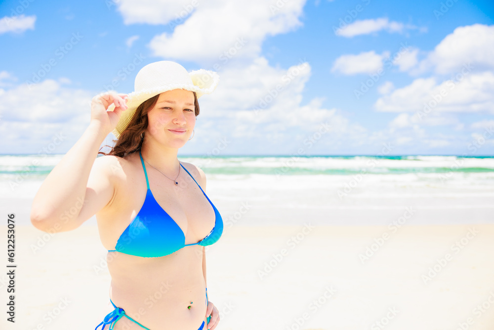 真夏の海と帽子をかぶった青い水着の白人少女