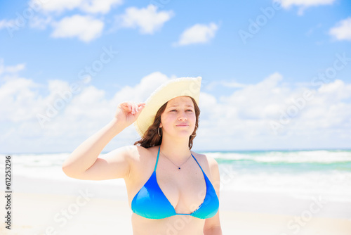 真夏の海と帽子をかぶった青い水着の白人少女 © photok