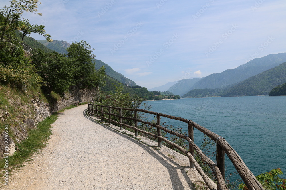 Fototapeta premium Blick auf den Lago die Ledro in den Italienischen Alpen 