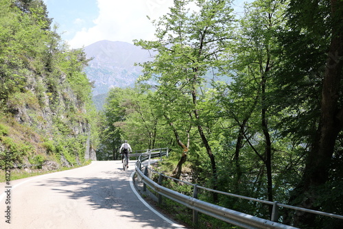 Blick auf die Alpine Naturlandschaft am Lago die Ledro in den Italienischen Alpen 