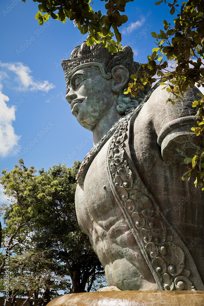 Obraz premium A large copper statue of Wisnu's torso and head at the GWK Cultural Park in Bali, Indonesia
