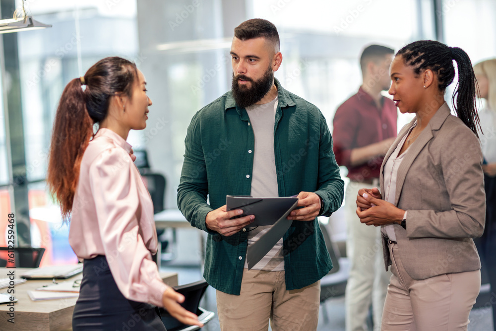 Obraz premium A business team is standing in a modern office and having a discussion
