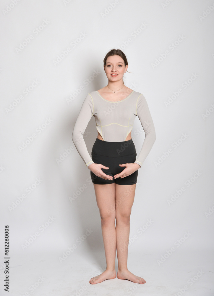 junge frau bei sport abnehmen training pilatis yoga strecthing balerina ballerina danceartist sportlich fitness fit junge frau bei sport abnehmen training pilatis yoga strecthing balerina ballerina danceartist sportlich fitness fit