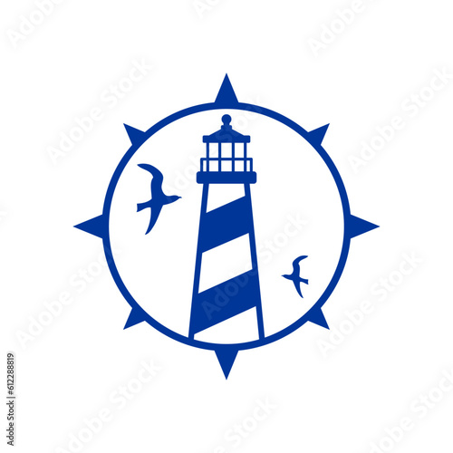 Logo Nautical. Icono de torre marítima en puerto. Faro de luz con silueta de gaviotas volando en el cielo en esfera de brújula