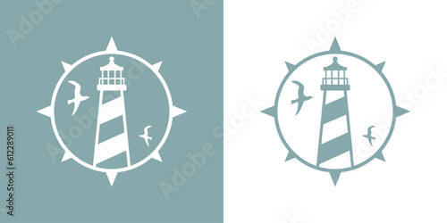Logo Nautical. Icono de torre marítima en puerto. Faro de luz con silueta de gaviotas volando en el cielo en esfera de brújula