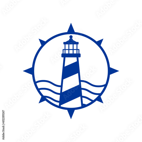Logo Nautical. Icono de torre marítima en puerto. Faro de luz con olas de mar en esfera de brújula