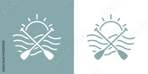Logo club de piragüismo. Símbolo ocaso o amanecer. Silueta lineal de remos cruzados de kayak, canoa o paddle surf con sol y olas de mar