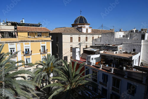 Place Quijano d'Alicante avec le dôme de la Procesion Virgen de la Soledad La Marinera photo