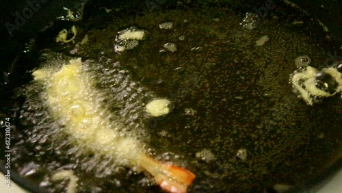 エビの天ぷらを揚げる　エビの天ぷら