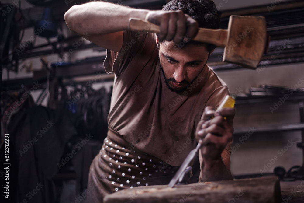 Obraz premium Blacksmith chiseling wood in forge