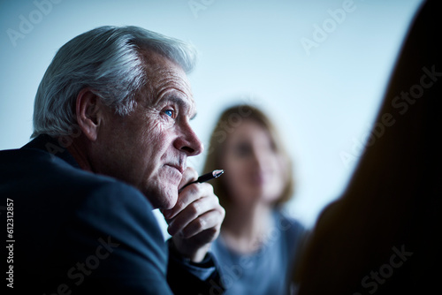 Foto Attentive senior businessman listening in meeting