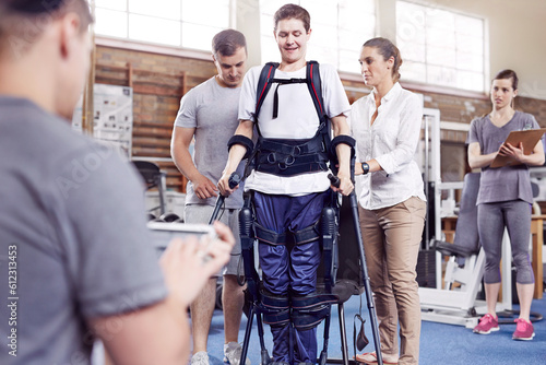 Foto Physical therapists guiding man walking