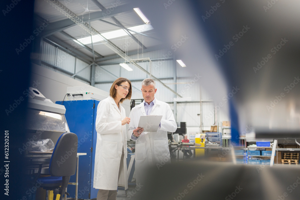 Obraz premium Engineers discussing paperwork in steel factory