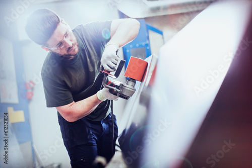 Obraz na plátně Worker sanding steel in steel factory