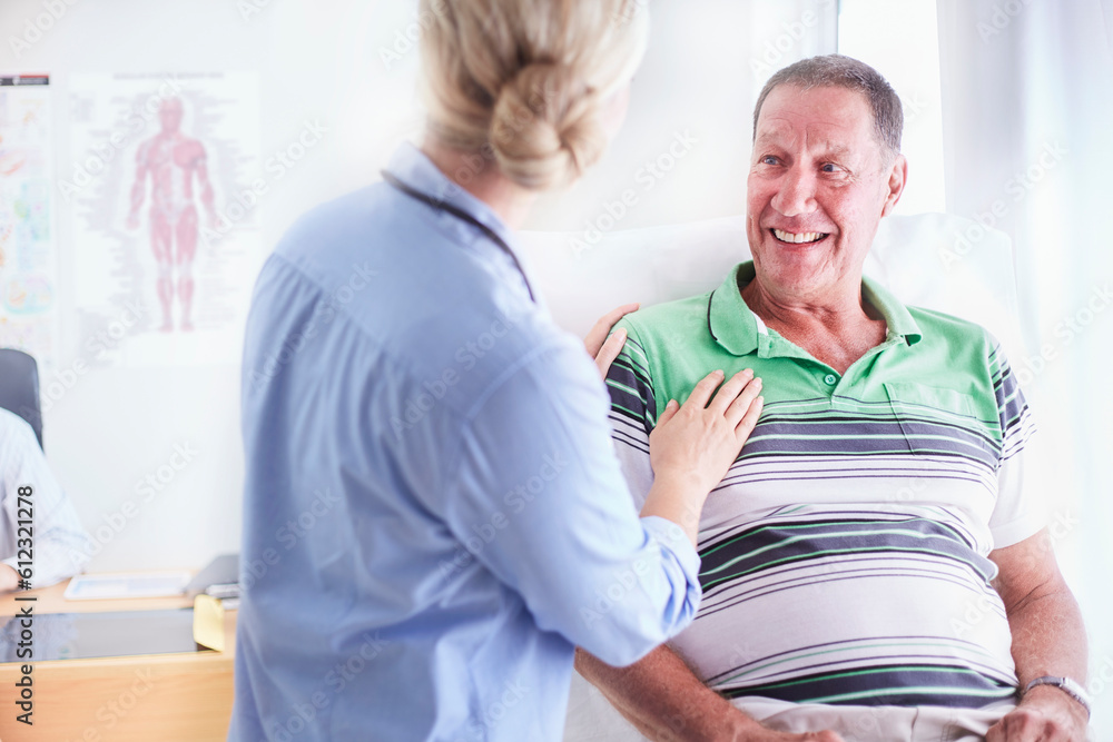 Obraz premium Doctor comforting senior man at checkup