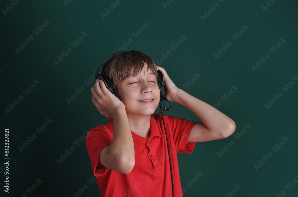 estudando garoto sorridente escutando musica estudando garoto sorridente escutando musica