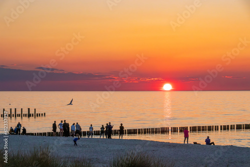 Sonnenuntergang am Strand von Zingst an der Ostsee.