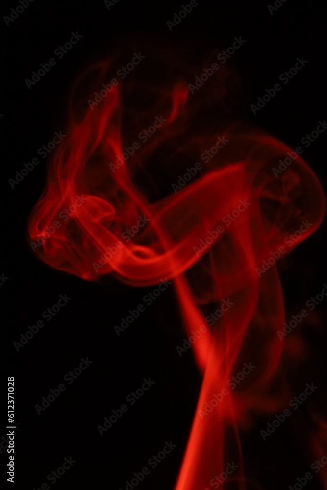 Obraz premium Red smoke on a dark background, patterns