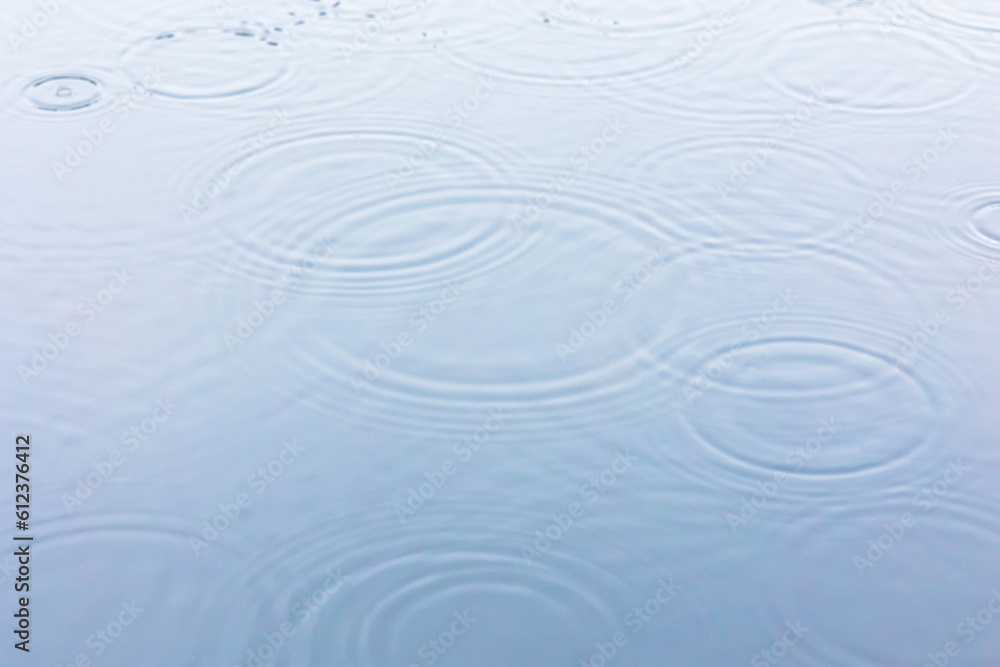 雨 水たまり 水面 波紋 背景イメージ素材 雨 水たまり 水面 波紋 背景イメージ素材