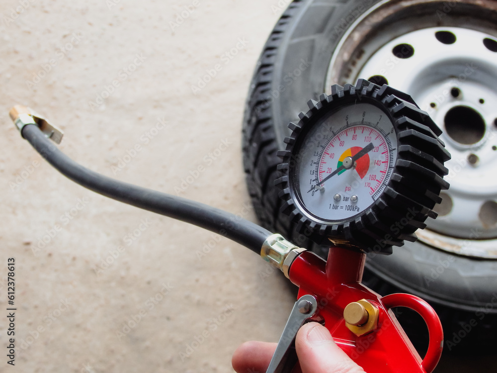 Hand holding machine Inflated pressure gauge for car tyre pressure measurement for automobile