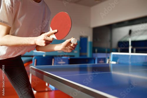 Foto Closeup view of adult woman playing table tennis in gym