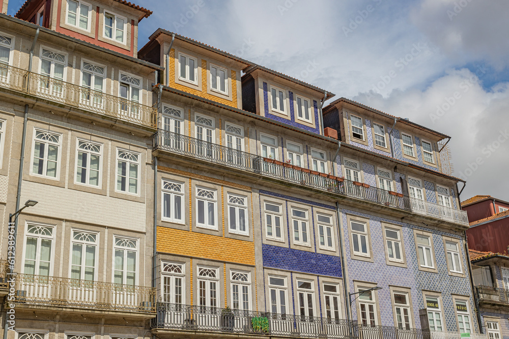 Fototapeta premium immeubles de plusieurs couleurs de la ville de Porto (Portugal) 