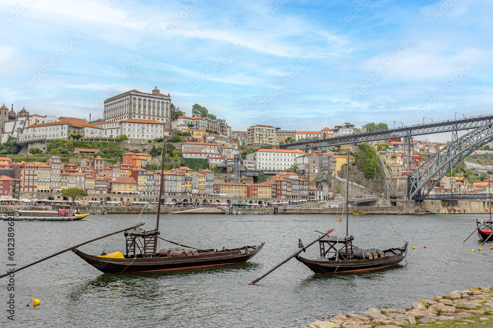 bateau Rabelo au premier plan, Pont Dom Luis et ville de Porto (Portugal)