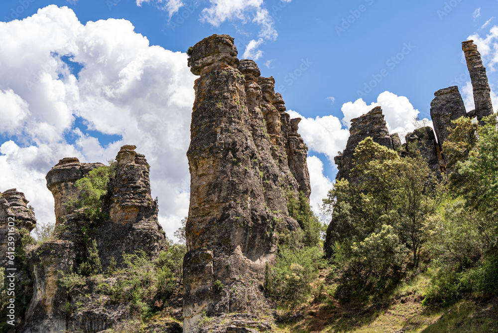 Primer plano de bella formación de rocas de Los Frailes de Reato junto al cauce sin agua de un arroyo en en un entorno ideal para el senderismo