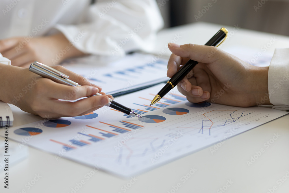 Naklejka premium Businesswoman meeting financial advisor discuss business growth chart analysis in financial report and planning investment strategy.