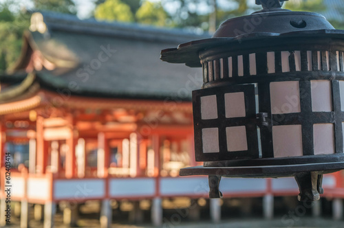 広島 厳島神社の夕日に照らされた美しい灯籠