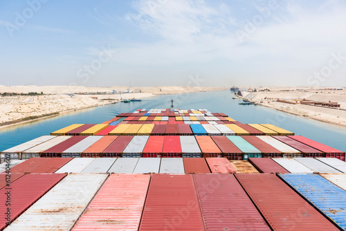 Schilderij op canvas View on the containers loaded on deck of cargo ship