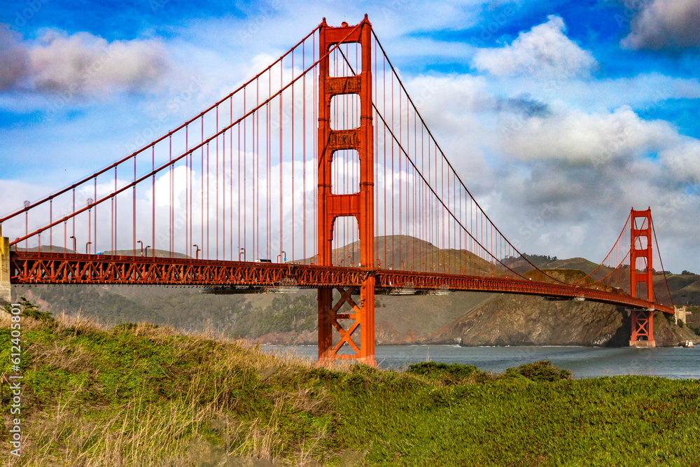 Obraz premium Incredible photograph of the Golden Gate Bridge of San Francisco in California, USA under a beautiful blue sky and ocean. Seen from the best viewpoint of the Californian city. American concept.