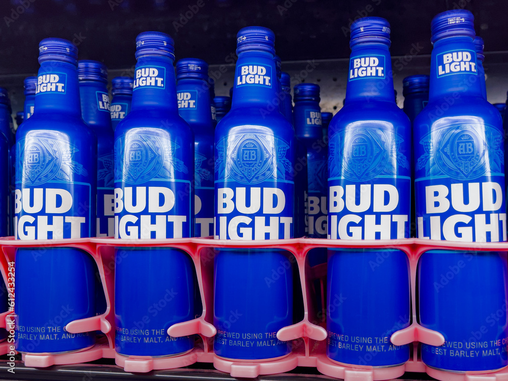 Fotka ATLANTA GEORGIA JUNE 12 2023 Bud Light Beer Aluminum fotka-atlanta-georgia-june-12-2023-bud-light-beer-aluminum