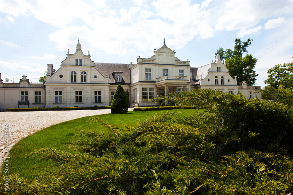 Widok Pałacu w Turznie od strony wjazdu, Polska, Palace in Turzno, Poland