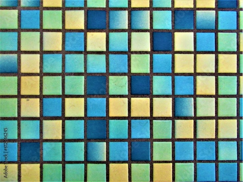 grün-blaues Mosaik von kleinen Kacheln